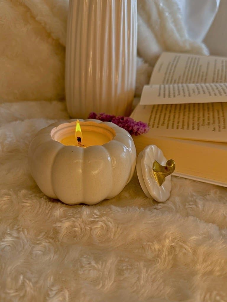 Тиквена свещ — Бяла със златна дръжка